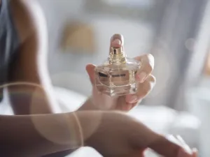 Perfumy molekularne – co to jest i jak działają?